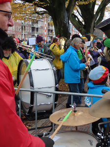912279 Afbeelding van de feestband van de muziekvereniging 'De Bazuin De Meern', spelend tijdens de intocht van ...